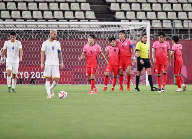 25일 오후 이바라키 가시마 스타디움에서 열린 도쿄올림픽 남자축구 조별리그 B조 2차전 대한민국 대 루마니아 경기. 대한민국 이강인이 추가골을 넣은 후 동료들과 함께 기뻐하고 있다. /연합뉴스