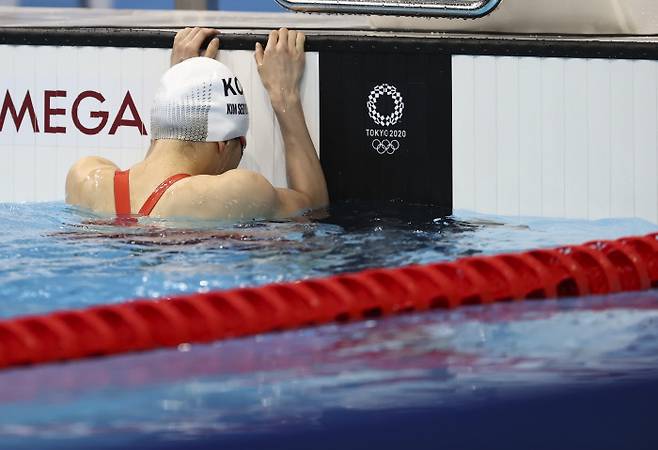 27일 일본 도쿄 아쿠아틱스 센터에서 열린 수영 여자 개인혼영 200m 준결승에 출전한 한국 김서영이 아쉬워 하고 있다. | 연합뉴스