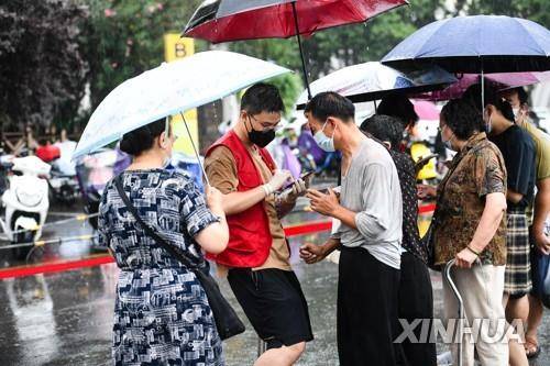 25일 중국 장쑤성 난징에서 핵산검사를 위해 줄 선 주민들 [신화=연합뉴스]