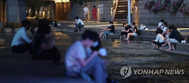 '도심 더위'…폭염·열대야에 청계천으로 나온 시민들