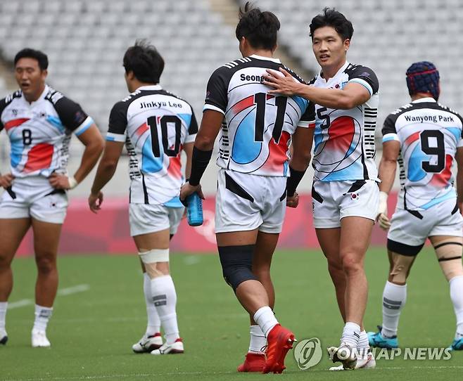 한국 럭비 대표팀  올림픽에 출전한 럭비 국가대표팀이 26일 일본 도쿄스타디움에서 열린 도쿄올림픽 7인제 럭비 조별리그 A조 뉴질랜드와의 경기에서 패한 뒤 서로를 격려하고 있다. [연합뉴스 자료사진]