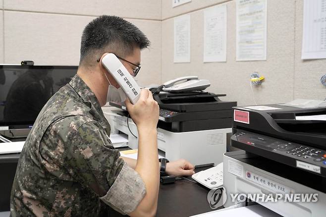 남북연락채널 개통된 서해지구 군 통신선 (서울=연합뉴스) 남북 간 통신연락선이 복원된 27일 오후 군 관계자가 서해지구 군 통신선을 활용해 시험통화를 하고 있다. [국방부 제공. 재판매 및 DB 금지] photo@yna.co.kr