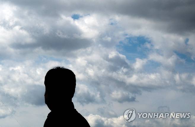 구름 많은 날씨 5월 21일 오후 경남 김해시 부원동 김해시청 하늘 위로 많은 구름이 보인다. [연합뉴스 자료사진]