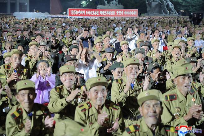 북한이 27일 평양 조국해방전쟁승리기념탑 앞에서 제7차 전국노병대회를 열었다고 조선중앙통신이 28일 보도했다(사진=평양 조선중앙통신/연합뉴스).