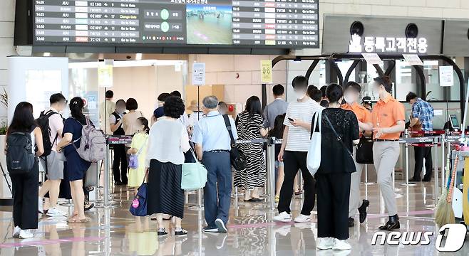 지난 26일 오후 서울 강서구 김포공항 국내선에 여행을 떠나는 시민들로 북적이고 있다. 2021.7.26/뉴스1 © News1 김진환 기자