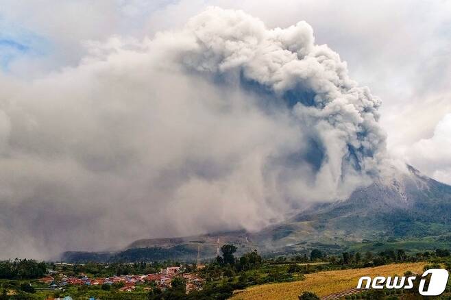 28일 (현지시간) 인도네시아 수마트라섬에 있는 시나붕 화산이 분화해 4500ｍ 상공까지 화산재를 내뿜고 있다. O © AFP=뉴스1