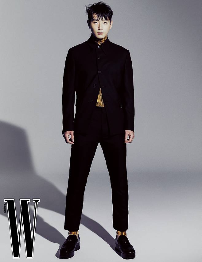 Jinwoon has released a picture of chic charm.Jinwoon, who had screen hazing with the movie I only see you released on the 21st, showed off his sexy charisma through the fashion magazine <W.> Korea August issue.Jinwoon perfectly digested black suits, leather pants and a distinctive patterned shirt.It is a chilling horror movie that I only see in the interview, but it is a movie that can be enjoyed by laughing and laughing because of the constant appearance of ridiculous puns, he said.star* Star receives a report related to entertainers and entertainment workers.Please call me anytime. Thank you.