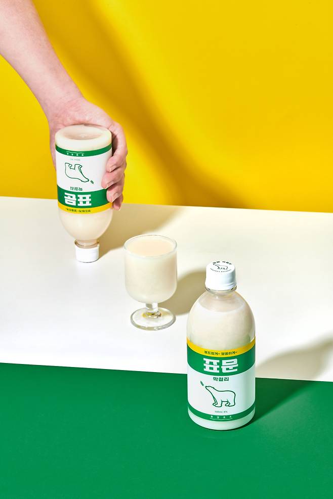 한강주조 양조장이 곰표 밀가루를 생산하는 대한제분과 협업해 만든 표문 막걸리. 글자를 뒤집으면 곰표가 된다. /한강주조 제공