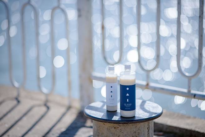 한강주조를 대표하는 '나루 생막걸리'. 왼쪽은 알코올 도수 11.5도, 오른쪽은 6도. 나루 6도 막걸리(935 ml)는 소비자 가격 7000원으로, 월 2만병이 팔린다.