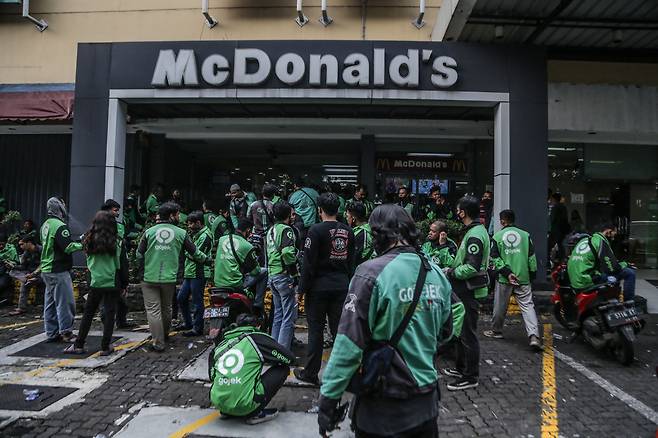 인도네시아 서부자바주 보고르의 한 맥도날드 매장 앞에서 한정판 방탄소년단(BTS) 세트 메뉴인 'BTS 밀(Meal)'을 배달하려는 기사들이 몰려들고 있다. /AFP 연합뉴스