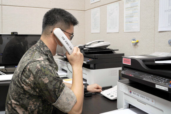 남북 간 통신연락선이 복원된 27일 오후 군 관계자가 서해지구 군 통신선을 활용해 시험통화를 하고 있다. 국방부 제공