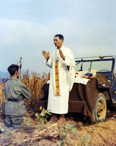 한국전쟁 때 군종신부로 참전한 에밀 카폰(오른쪽) 신부가 전장에서 미사를 올리고 있다.  사진 천주교서울대교구 제공