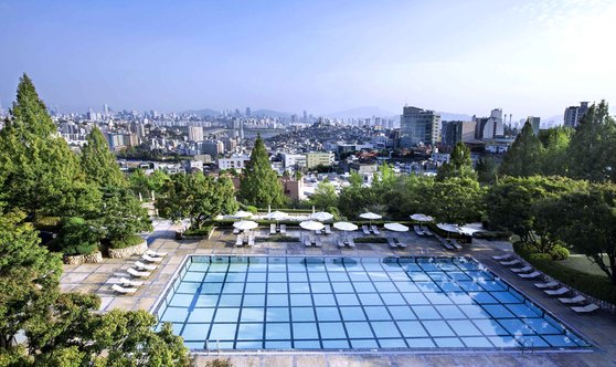 그랜드 하얏트 서울의 야외 수영장 전경