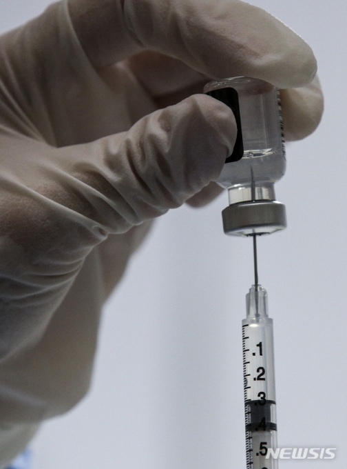 경기 고양시는 코로나19 화이자 백신을 접종한 40대 남성이 의식불명에 빠져 백신 접종과의 인과관계를 조사 중이라고 28일 밝혔다. [사진=뉴시스]