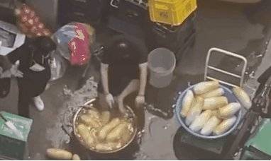 한 남성이 빨간 고무대야에 발을 담근 채로 무를 세척하고 있다. 출처 온라인 커뮤니티