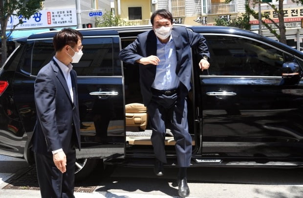 야권 대권주자인 윤석열 전 검찰총장이 27일 부산 서구의 한 식당에서 식사하기 위해 차량에서 내리고 있다. 사진=뉴스1