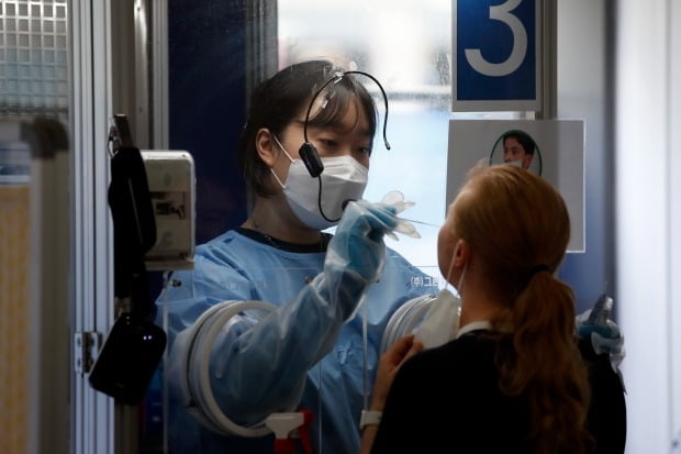 28일 서울 동작구 보건소에 마련된 신종 코로나바이러스 감염증(코로나19) 선별진료소에서 검체 채취가 진행되고 있다. /사진=뉴스1