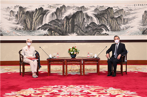 왕이 중국 외교부장(오른쪽)이 지난 26일 중국 톈진의 한 호텔에서 웬디 셔먼 미국 국무부 부장관을 만나 대화하고 있다. 중국 외교부 제공