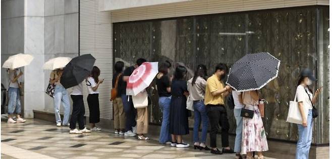 Customers wait in line to enter the Chanel store at Lotte Department Store in Sogong-dong, Seoul on June 29. Yonhap News