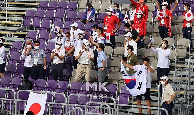 양궁 남자 대표팀이 26일 오후 일본 도쿄 유메노시마공원 양궁장에서 열린 도쿄올림픽 남자 양궁단체 일본과의 준결승전에서 대표팀의 결승진출이 확정되자 응원단이 박수를 치고 있다.?2021.07.26 [도쿄/한주형기자]