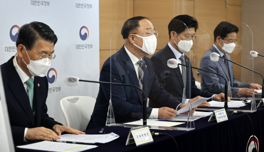 28일 오전 정부서울청사에서 열린 부동산 관계부처 합동브리핑에서 홍남기(왼쪽 두 번째) 부총리 겸 기획재정부 장관이 긴급 부동산 담화를 발표하고 있다. 왼쪽부터 은성수 금융위원장, 홍 부총리, 노형욱 국토교통부 장관, 김창룡 경찰청장.    곽성호 기자