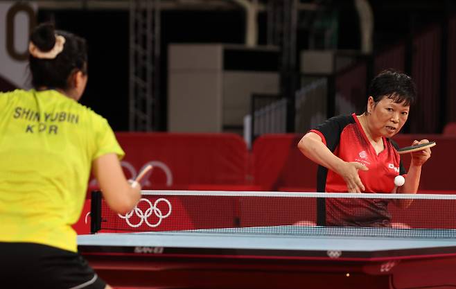 룩셈부르크 니시아렌(오른쪽) 한국 신유빈과의 경기에서 서브를 넣고 있다. 연합뉴스