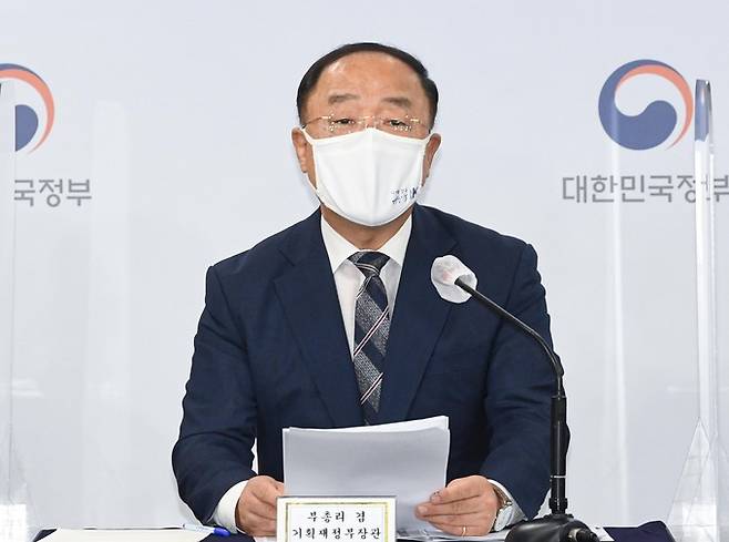 홍남기 부총리 겸 기획재정부 장관이 28일 서울 종로구 정부서울청사에서 열린 부동산 관계부처 합동브리핑에서 '부동산 시장 안정을 위해 국민께 드리는 말씀'을 낭독하고 있다. 뉴시스