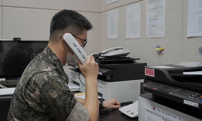 군 관계자가 서해지구 군 통신선 시험 통신을 하고 있다. 국방부 제공