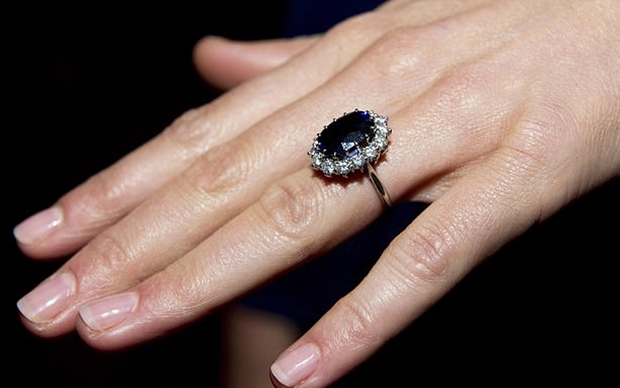 2011년 영국 윌리엄 왕자가 케이트 미들턴 왕세손비에게 청혼할 때 건넨 반지가 바로 스리랑카산 스타 사파이어로 만든 것이었다. 12캐럿짜리 짙은 파란색의 스타 사파이어 반지는 故 다이애나 왕세자비의 약혼반지였는데 케이트 왕세손비가 물려받았다.