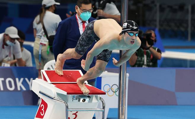 황선우가 28일 일본 아쿠아틱스 센터에서 열린 도쿄올림픽 남자 100m 자유형 준결승 3번 레인에서 힘차게 출발하고 있다. 연합뉴스
