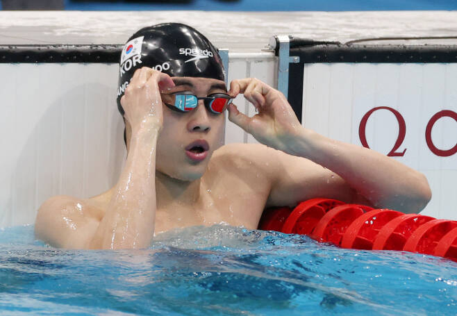 황선우가 28일 일본 아쿠아틱스 센터에서 열린 도쿄올림픽 남자 100m 자유형 준결승을 마치고 자신의 기록을 확인하고 있다. 황선우는 47초 56으로 아시아신기록을 작성했다. 연합뉴스