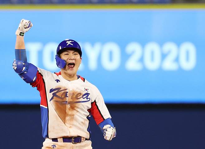 29일 일본 요코하마 야구장에서 열린 도쿄올림픽 야구 B조 1차전 한국과 이스라엘의 경기. 7회말 2사 2루 상황에서 오지환이 역전 2루타를 날린 뒤 포효하고 있다. 사진=연합뉴스