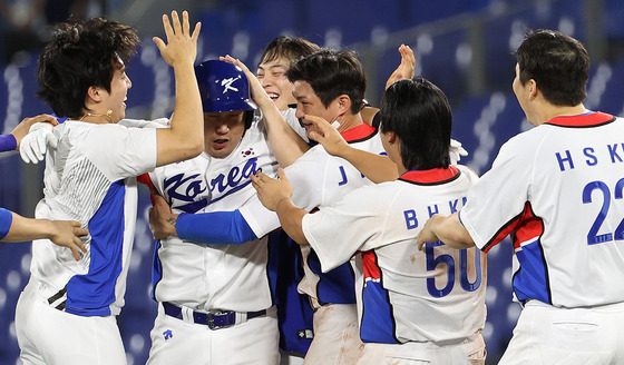 29일 일본 도쿄 요코하마 스타디움에서 열린 도쿄올림픽 야구 B조 조별리그 1차전 이스라엘과 경기에서 연6대 5로 승리한 한국 야구대표팀. 〈사진=연합뉴스〉