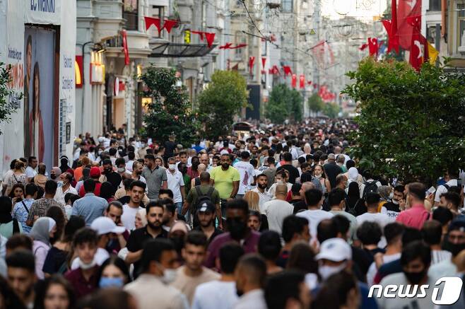 이슬람 명절 '이드 알 아드하' 사흘째인 23일(현지시간) 터키 수도 이스탄불에 많은 인파가 몰려있다. 2021.07.23 © AFP=뉴스1
