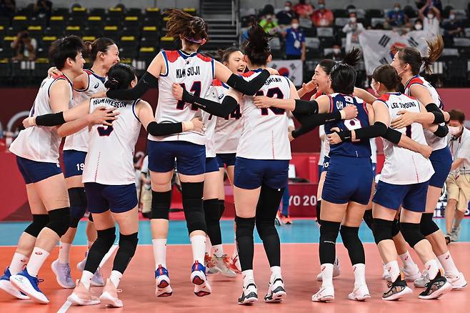 승리의 기쁨을 함께하는 여자배구 대표팀[AFP 연합뉴스]