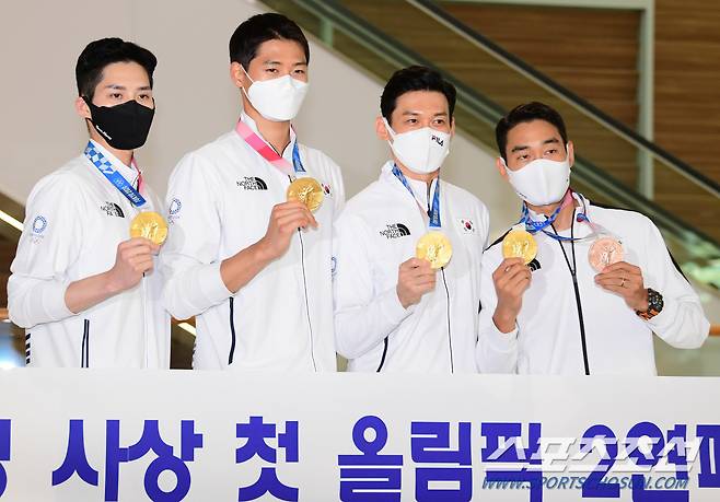 올림픽 2연패를 달성한 대한민국 남자 펜싱 사브르 대표팀이 귀국했다. 김준호 오상욱 구본길 김정환(왼쪽부터)이 금메달을 목에 걸고 취재진 앞에서 자랑스럽게 포즈 취하고 있다. 인천공항=정재근 기자 cjg@sportschosun.com/2021.7.29/