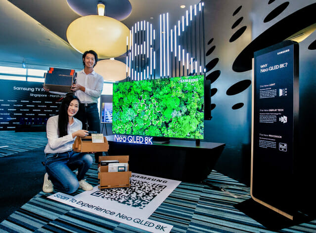 싱가포르의 대형 상업지구 메이플트리 비즈니스시티에 마련된 2021년 삼성전자 TV 신제품 행사장에서 삼성전자 모델들이 네오 QLED 신제품과 에코 패키지를 소개하고 있다. (사진=삼성전자)