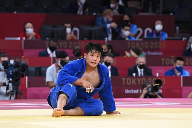 유도 국가대표 조구함이 29일 일본 도쿄 지오다구 부도칸(武道館)에서 열린 유도 남자 100kg급 결승에서 아론 울프(일본)에게 연장전 한판패했다./도쿄=올림픽사진공동취재단