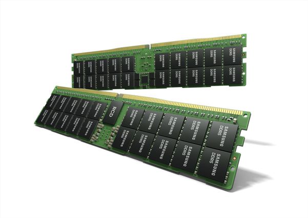 삼성전자가 업계 최초로 '하이케이 메탈 게이트' 공정을 적용한 512GB DDR5 D램.