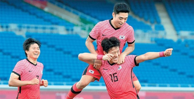 황의조(오른쪽 아래)가 28일 일본 요코하마에서 열린 남자 축구 B조 3차전 온두라스와의 경기에서 2-0으로 앞선 전반 추가 시간에 골을 넣은 뒤 활시위를 당기는 세리머니를 하고 있다. 한국 축구는 이날 6-0 완승을 거두며 도쿄 올림픽 축구 8강에 올랐다. 요코하마=올림픽사진공동취재단