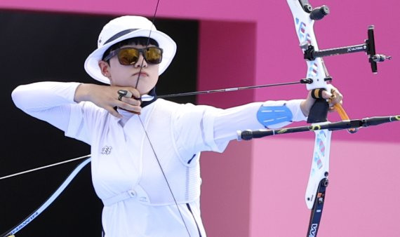 대한민국 양궁 대표팀 안산이 25일 오후 일본 도쿄 유메노시마 양궁장에서 열린 2020 도쿄올림픽 양궁 여자단체전 8강전에 출전해 활을 쏘고 있다. 뉴시스