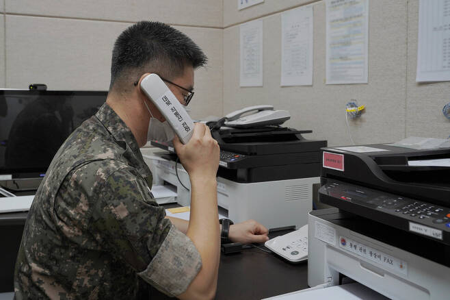 27일 군 당국자가 남북 군통신선 복구를 확인하는 통화를 하고 있다. 국방부 제공