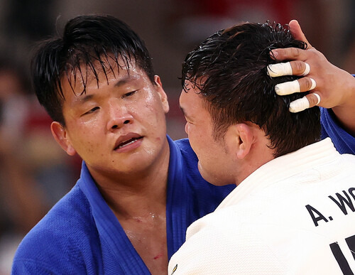 조구함이 29일 일본부도칸에서 열린 도쿄올림픽 유도 남자 100kg급 결승전에서 승리한 일본 에런 울프를 안아주고 있다. 도쿄/연합뉴스