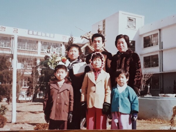 3남1녀 중 맏이인 필자(뒷줄 왼쪽)의 초등학교 졸업식 때 가족 사진. 오성근 주주통신원 제공