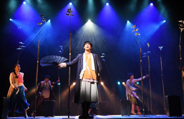 27일 개막한 뮤지컬 '판'은 양반가 자제 달수(가운데)가 소설 이야꾼 전기수로 변하는 과정을 다룬다. 국립정동극장 제공