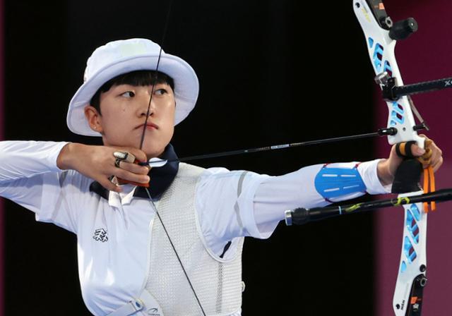 29일 일본 유메노시마공원 양궁장에서 열린 2020 도쿄올림픽 여자 양궁 개인전 32강에서 안산이 과녁을 향해 활을 쏘고 있다. 연합뉴스