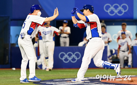 2020 도쿄올림픽 야구 B조 조별리그 대한민국 대 이스라엘 경기가 29일 일본 요코하마 스타디움에서 펼쳐졌다. 한국 김현수가 7회말 무사 동점 솔로홈런을 날린 후 이종열 코치와 하이파이브를 하고 있다.