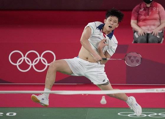 배드민턴 남자단식 허광희가 세계랭킹 1위 겐토 모모타를 잡고 16강에 진출했다. [AP=연합뉴스]