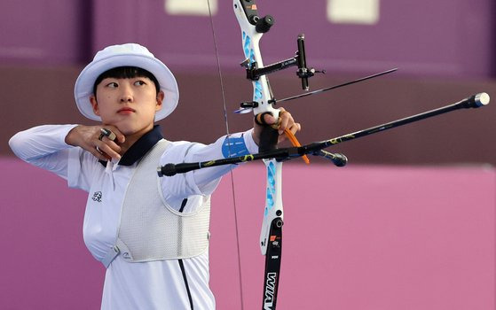 29일 일본 유메노시마 공원 양궁장에서 열린 도쿄올림픽 여자 양궁 개인전 64강 안산(한국) - 마를리즈 우르투(아프리카 차드).   안산이 과녁을 향해 활을 쏘고 있다. 연합뉴스