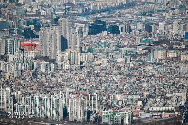 서울 송파구 롯데타워 서울 스카이 전망대에서 내려다본 서울 시내에 시민들의 각종 주거 형태가 보이고 있다. / 이준헌 기자